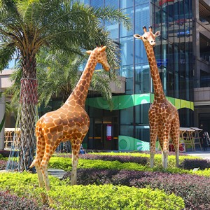 长颈鹿玻璃钢雕塑室外动物园林景观雕塑