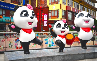 四川文旅吉祥物“安逸”玻璃钢熊猫雕塑落户南充