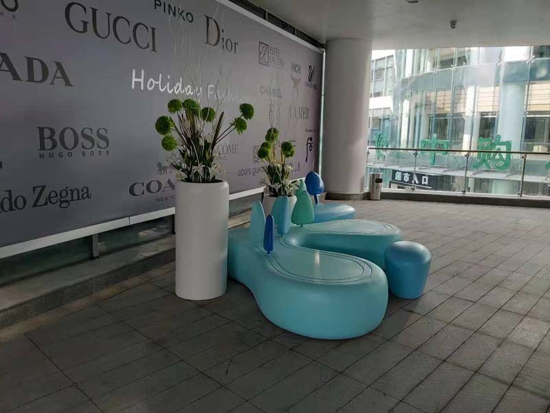 贵州贵阳龙里县摩都预购公园玻璃钢坐凳雕塑