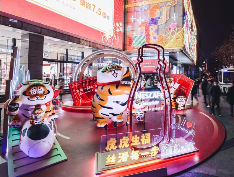 上海百盛购物广场美陈，玻璃钢卡通老虎雕塑打卡点!