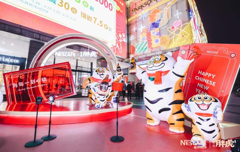 上海百盛购物广场美陈，玻璃钢卡通老虎雕塑打卡点!